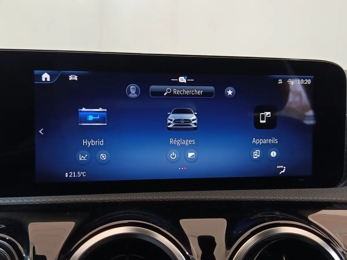 Écran tactile central de la Mercedes Classe A 250 e Business Line 2023 affichant les menus Hybrid, Réglages et Appareils.