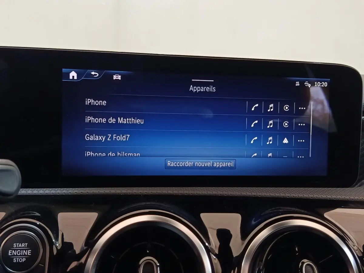 Écran tactile central affichant la connexion Bluetooth dans l’habitacle d’une Mercedes Classe A gris clair.