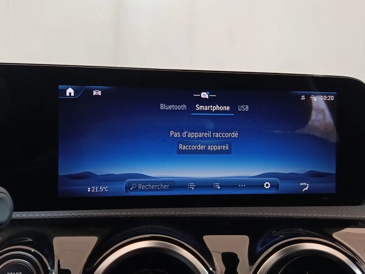 Écran tactile central de 10,25 pouces du tableau de bord d’une Mercedes Classe A gris clair, affichage multimédia smartphone.