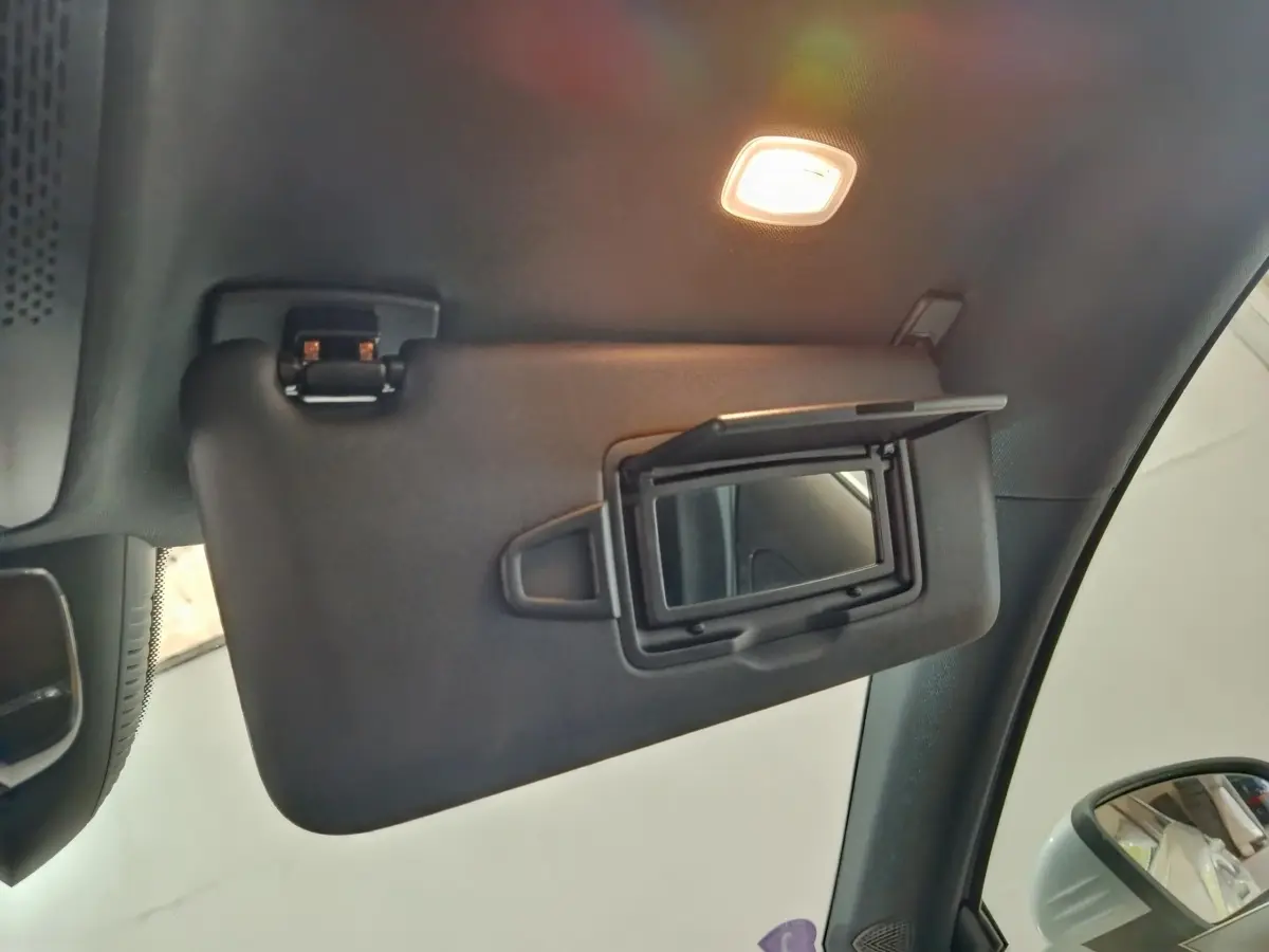 Pare-soleil intérieur côté conducteur avec miroir éclairé dans une Mercedes Classe A gris clair 2023 hybride rechargeable