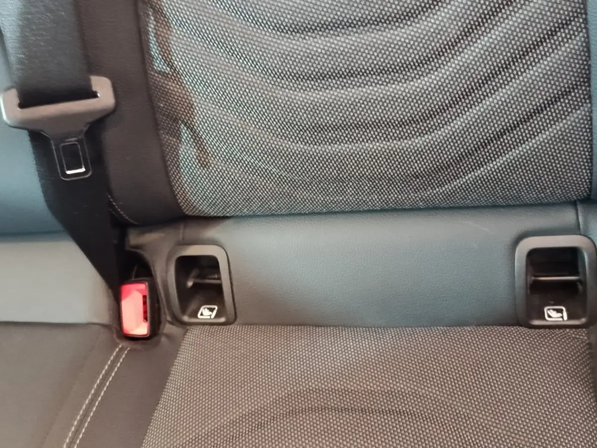 Détail de la banquette arrière grise de la Mercedes Classe A 250 e Business Line 2023 avec fixations Isofix visibles.