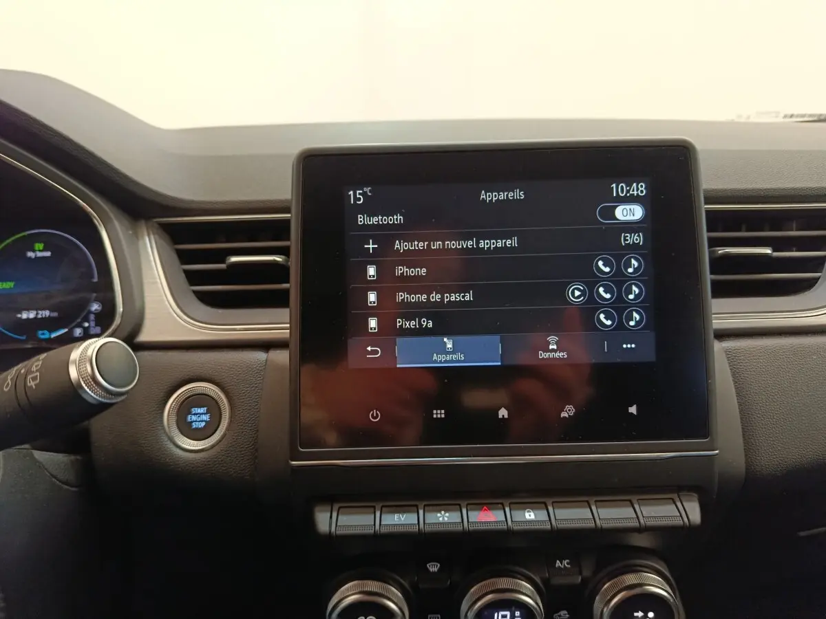 Vue intérieure centrée sur l’écran tactile du tableau de bord du Renault Captur gris clair Intens E-TECH 2021.