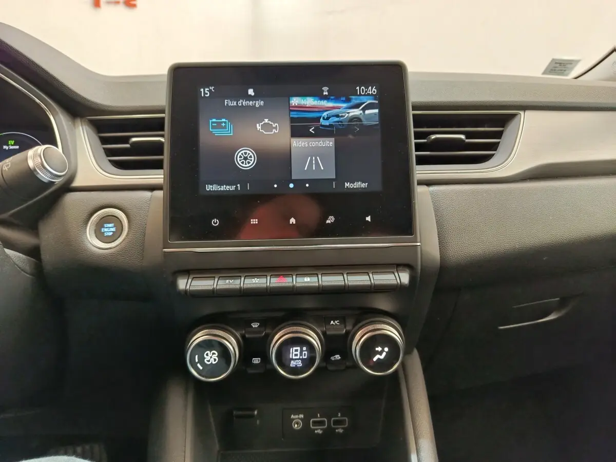 Tableau de bord central du Renault Captur Intens E-TECH 2021 avec écran tactile et commandes climatisation.
