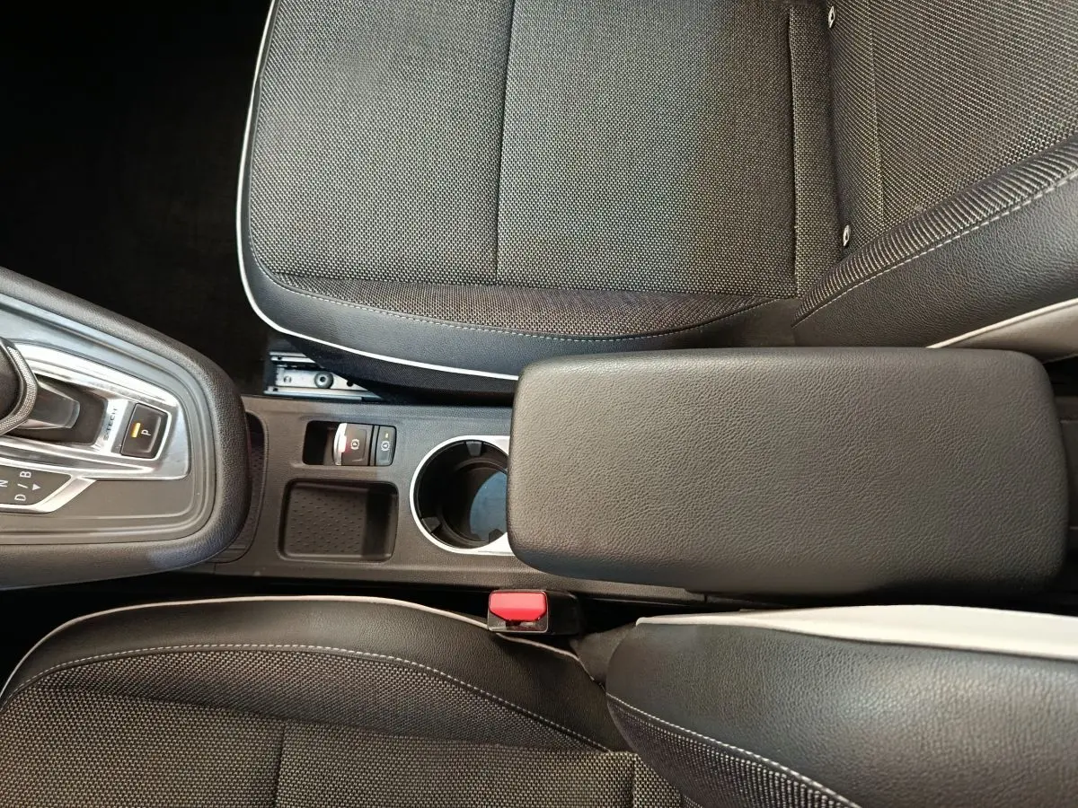 Vue plongeante sur la console centrale et les sièges noirs du Renault Captur Intens E-TECH Plug-in 160 gris clair 2021.