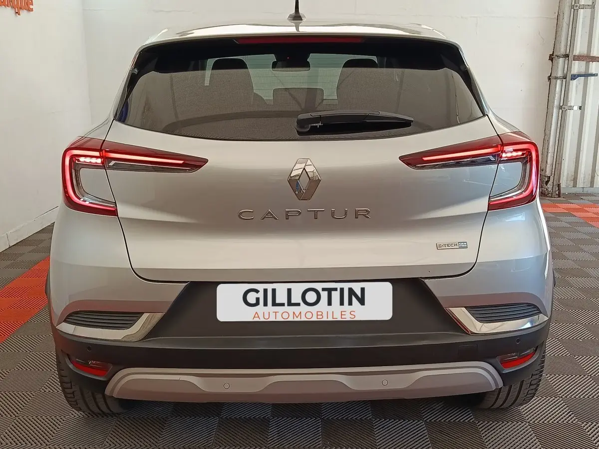 Vue arrière du Renault Captur gris clair 2021 avec feux LED caractéristiques et logo E-TECH Plug-in visible.