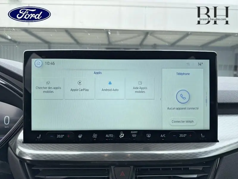 Écran tactile central du Ford Kuga 2026 en vue frontale, affichant les applications Apple CarPlay et Android Auto.