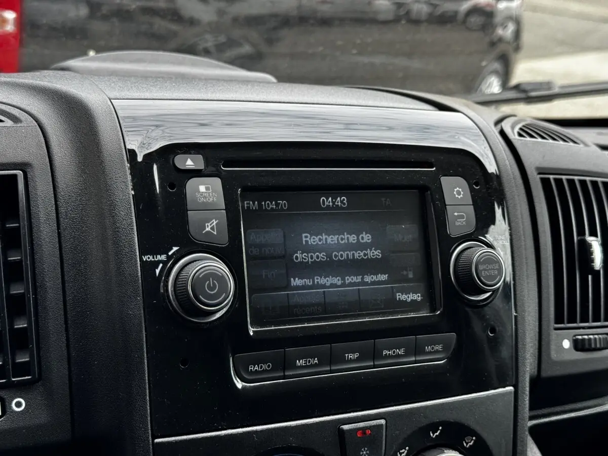 Vue rapprochée du tableau de bord noir du Citroën Jumper 2019 avec écran tactile et commandes multimédias visibles.