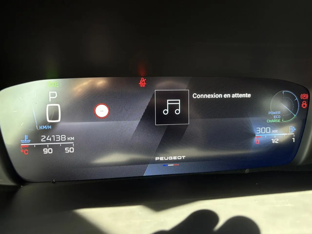 Combiné numérique 10 pouces de Peugeot 308 Hybrid 2025 affichant 24 138 km et mode parking activé.