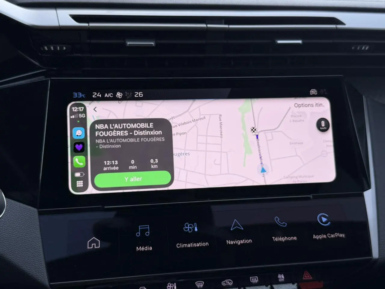 Écran tactile central de navigation dans l’habitacle d’une Peugeot 308 Hybrid 2025, vue de face.