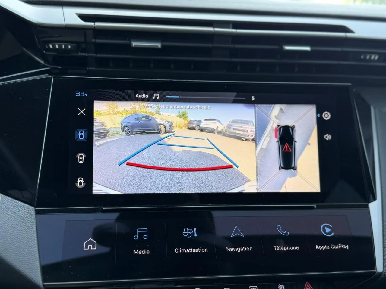 Écran tactile intérieur montrant la caméra de recul et la vue 360° du Peugeot 308 Hybrid noir Perla.