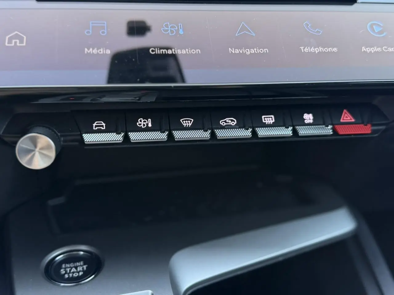 Vue rapprochée de la console centrale avec commandes tactiles et bouton start/stop du Peugeot 308 Hybrid 2025 noir Perla.