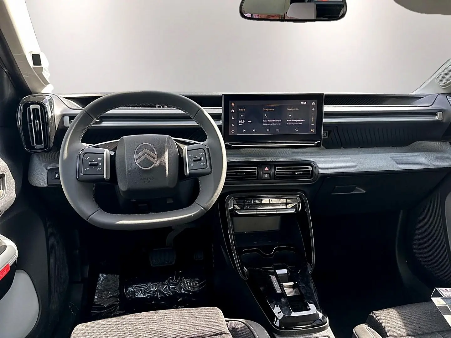 Vue frontale de l’habitacle du Citroën C3 Aircross 2026, tableau de bord noir avec écran tactile central.
