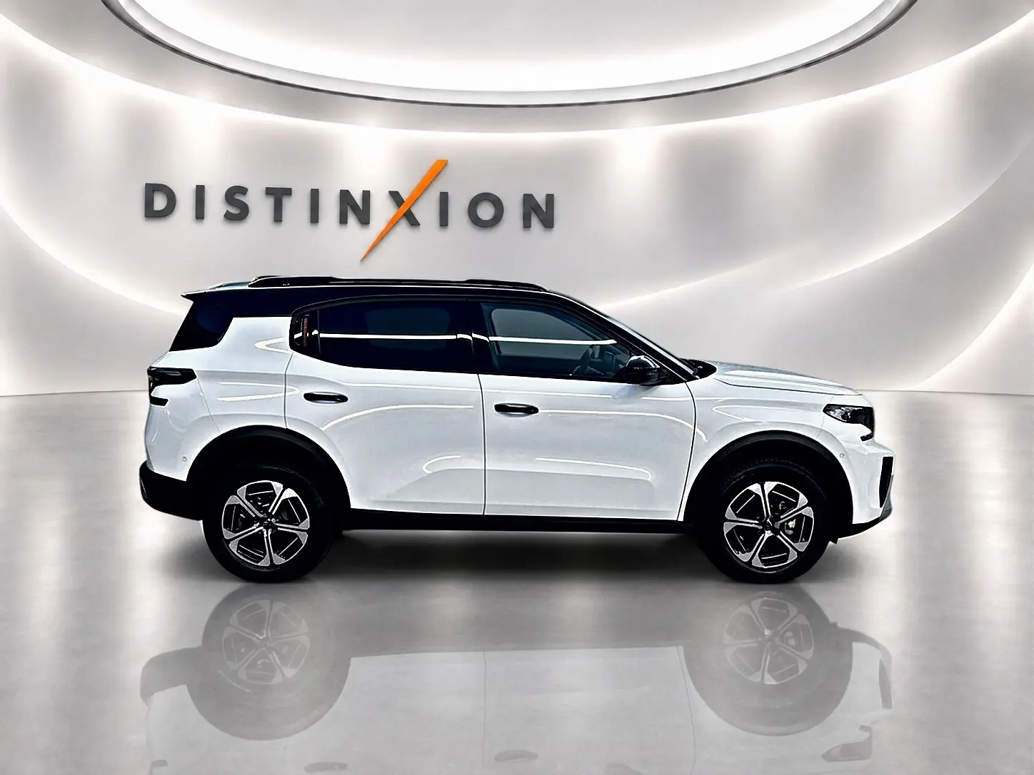 Citroën C3 Aircross blanc vue de profil côté gauche dans un studio avec toit noir et jantes alu distinctives.