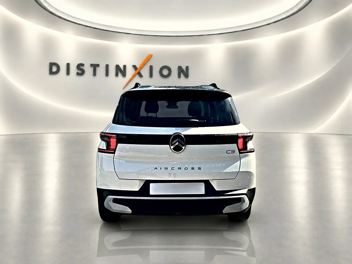 Vue arrière d'un Citroën C3 Aircross blanc 2026 avec toit noir et feux arrière LED distinctifs.