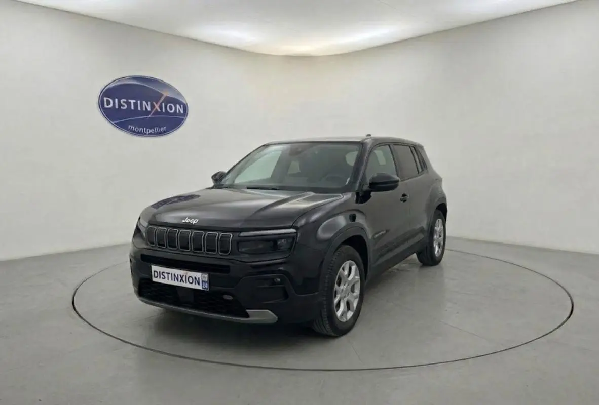 Jeep Avenger électrique noir en 3/4 avant droit dans un studio avec fond clair et plaque Distinxion.