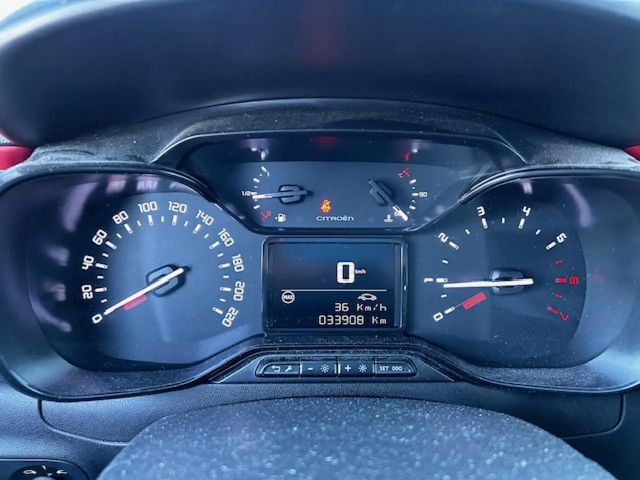 Tableau de bord de Citroën C3 gris foncé, affichage numérique et compteurs analogiques vus de face.