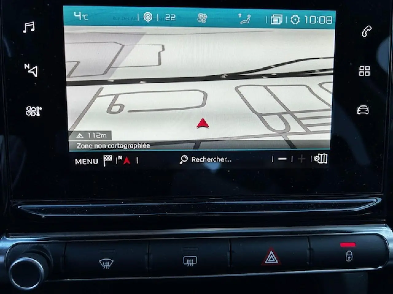 Écran tactile 7 pouces du système CITROËN Connect Nav affichant une carte de navigation dans une C3 gris foncé.