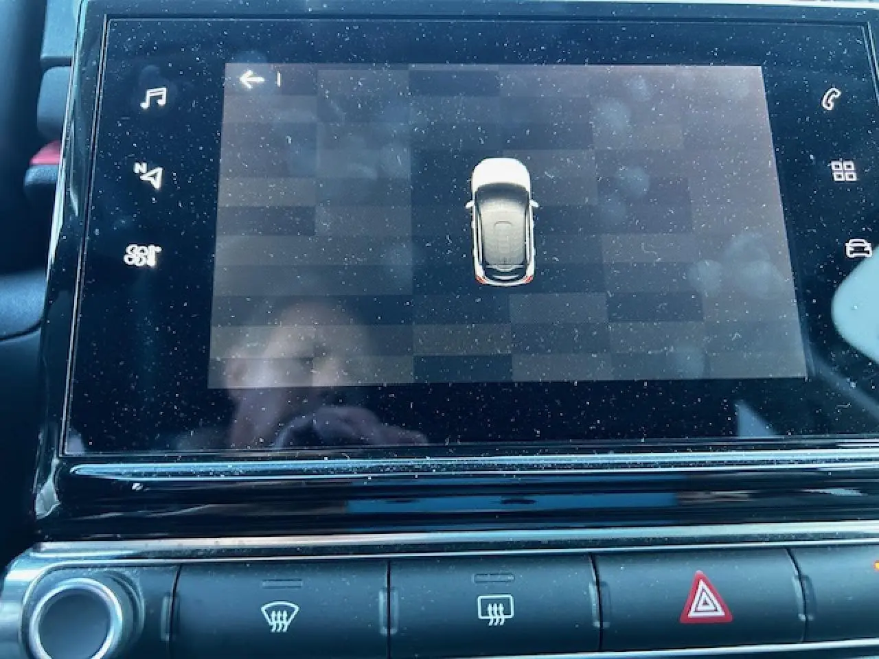 Écran tactile central montrant l'affichage de la voiture vue de dessus dans une Citroën C3 gris foncé de 2021.