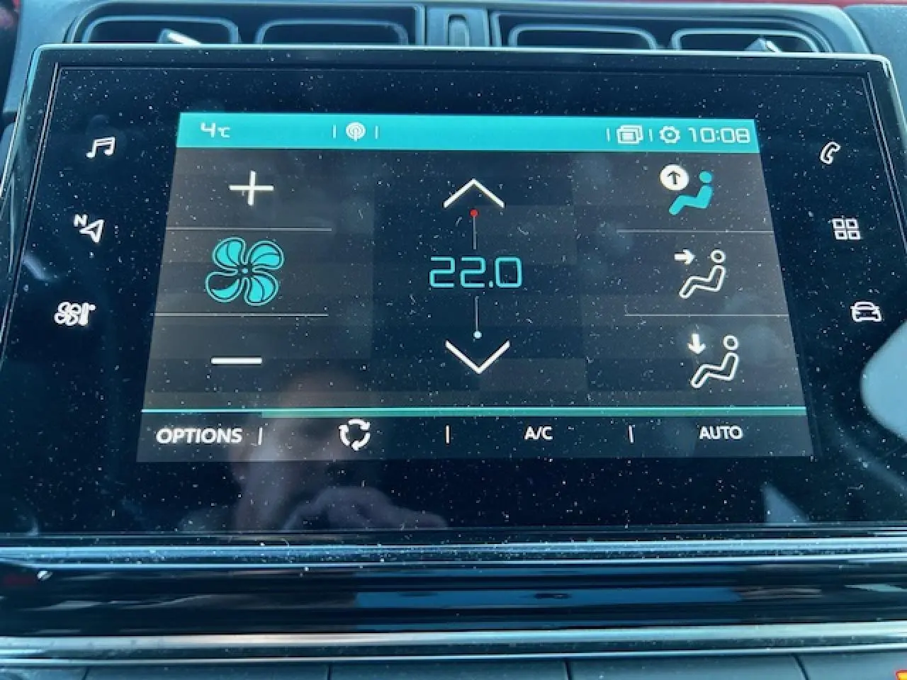 Écran tactile 7 pouces du système CITROËN Connect Nav affichant la climatisation à 22°C dans une C3 gris foncé.