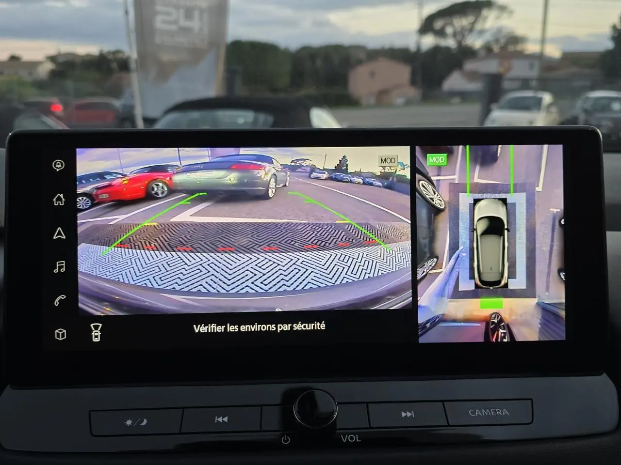 Affichage de la caméra 360 du Nissan Qashqai gris silver, vue arrière et vue aérienne du stationnement.