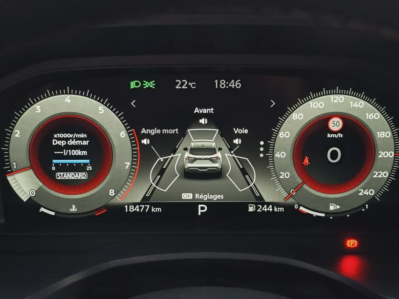 Combiné numérique 12,3" du Nissan Qashqai gris silver 2024 affichant la vitesse, régime et alertes de conduite.