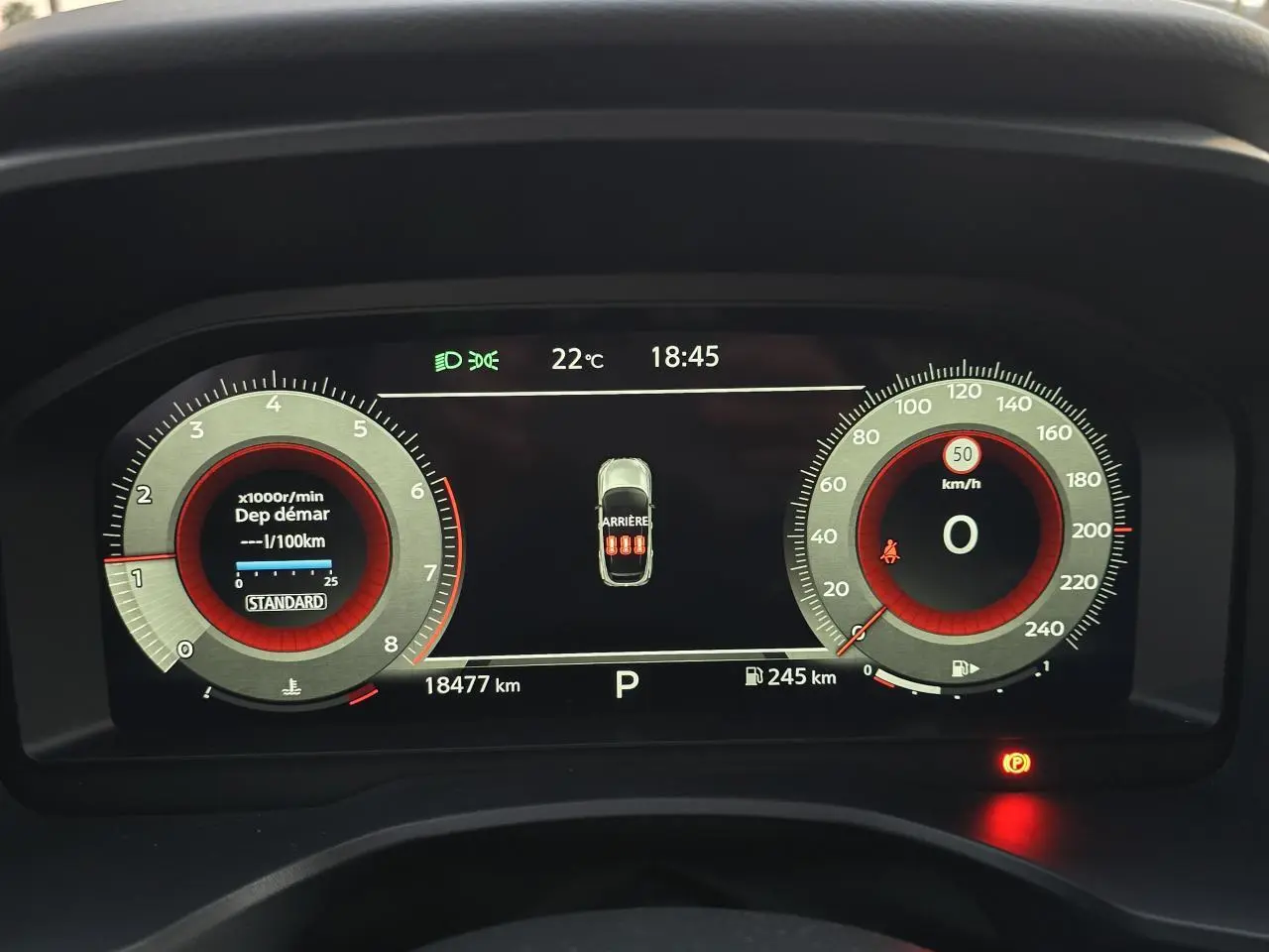 Combiné d'instrumentation numérique du Nissan Qashqai 2024 affichant vitesse, régime, température et indicateurs au tableau de bord.