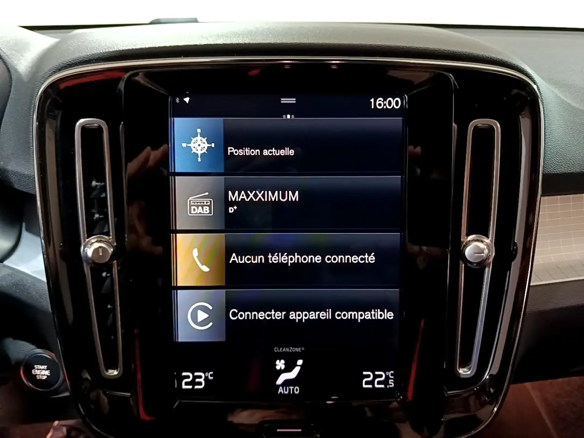 Écran tactile central du tableau de bord noir du Volvo XC40 Recharge T4 Business, affichant navigation et connectivité.