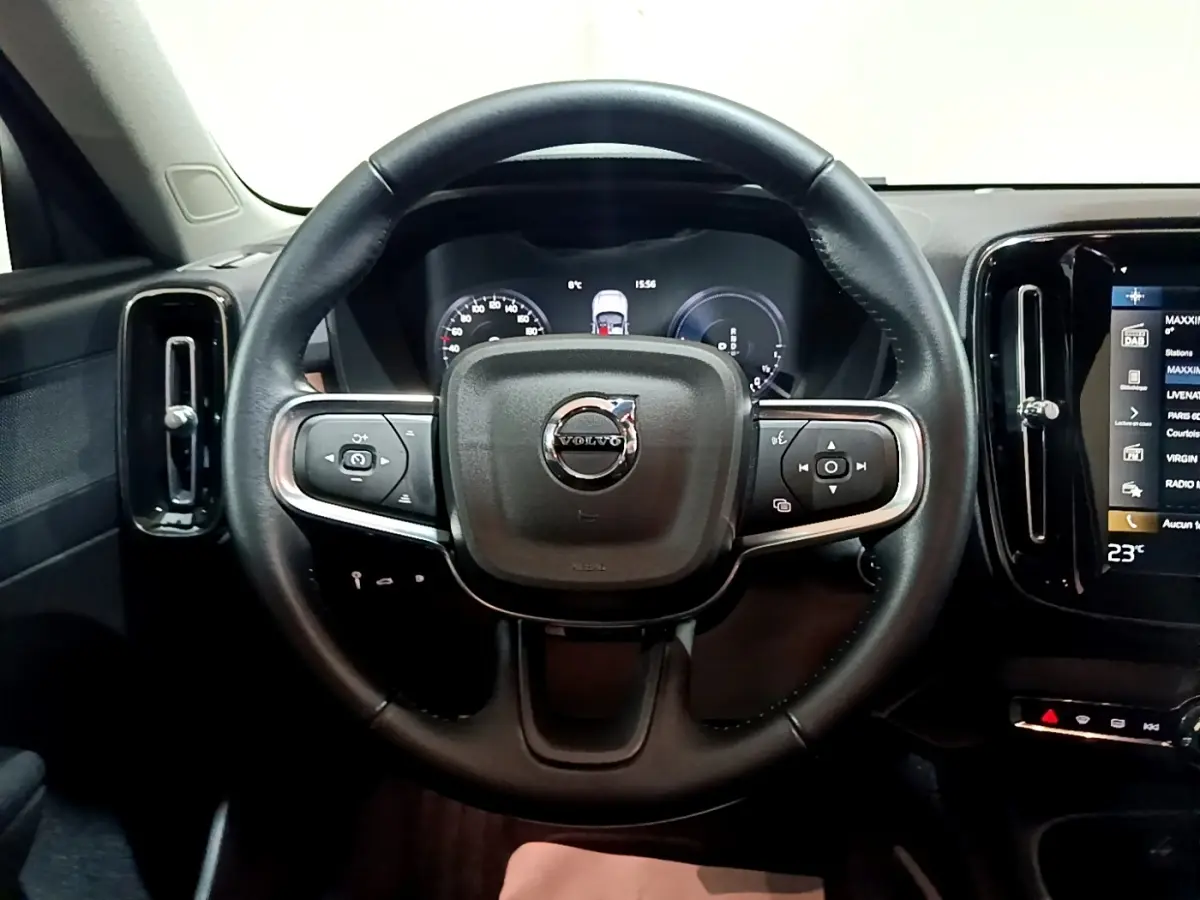 Volant en cuir noir de Volvo XC40 Recharge T4 2020 vu de face avec tableau de bord numérique et écran tactile latéral.