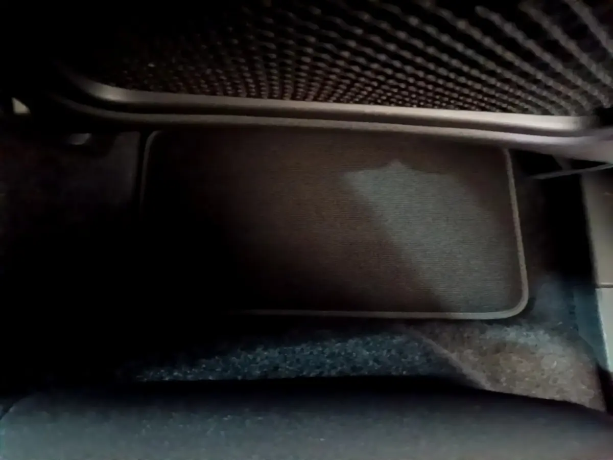 Gros plan sur le tapis de sol noir côté passager avant du Volvo XC40 Recharge T4 Business 2020.