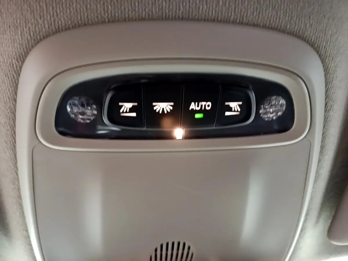 Panneau de commandes d'éclairage intérieur avec mode automatique dans le toit d'un Volvo XC40 noir hybride rechargeable.
