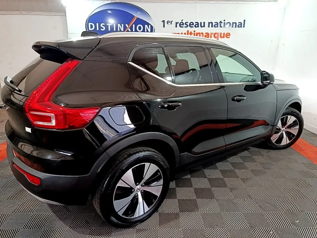 Vue 3/4 arrière droite d'un Volvo XC40 Recharge T4 noir, avec feux arrière LED et jantes alliage distinctives.