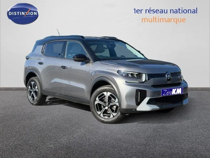 Vue 3/4 avant droite du Citroën C3 Aircross gris Mercury avec toit noir et jantes alu distinctives.