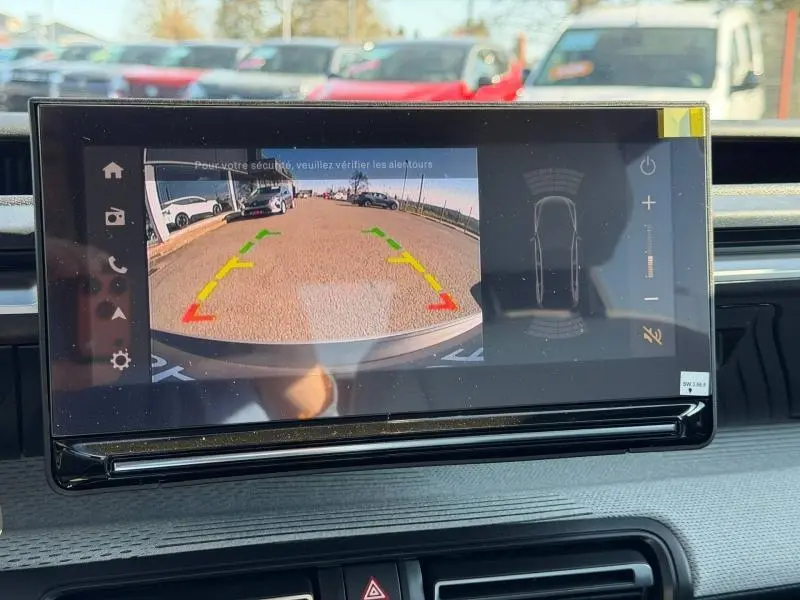 Écran tactile intérieur affichant la caméra de recul avec guidage coloré sur Citroën C3 Aircross gris Mercury, vue avant du tableau de bord.
