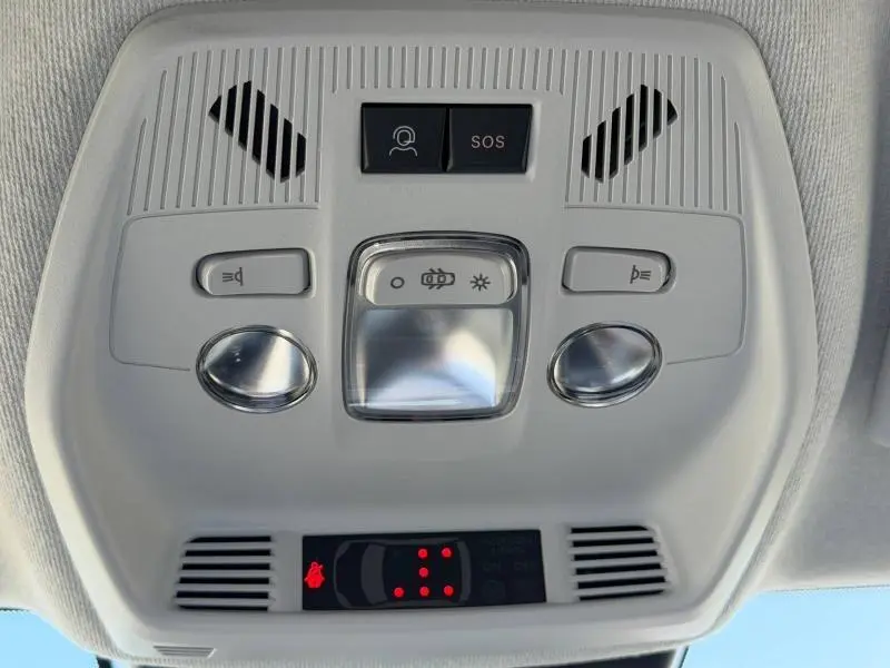Plafonnier intérieur avec commandes d’éclairage et bouton SOS du Citroën C3 Aircross gris Mercury 2026.