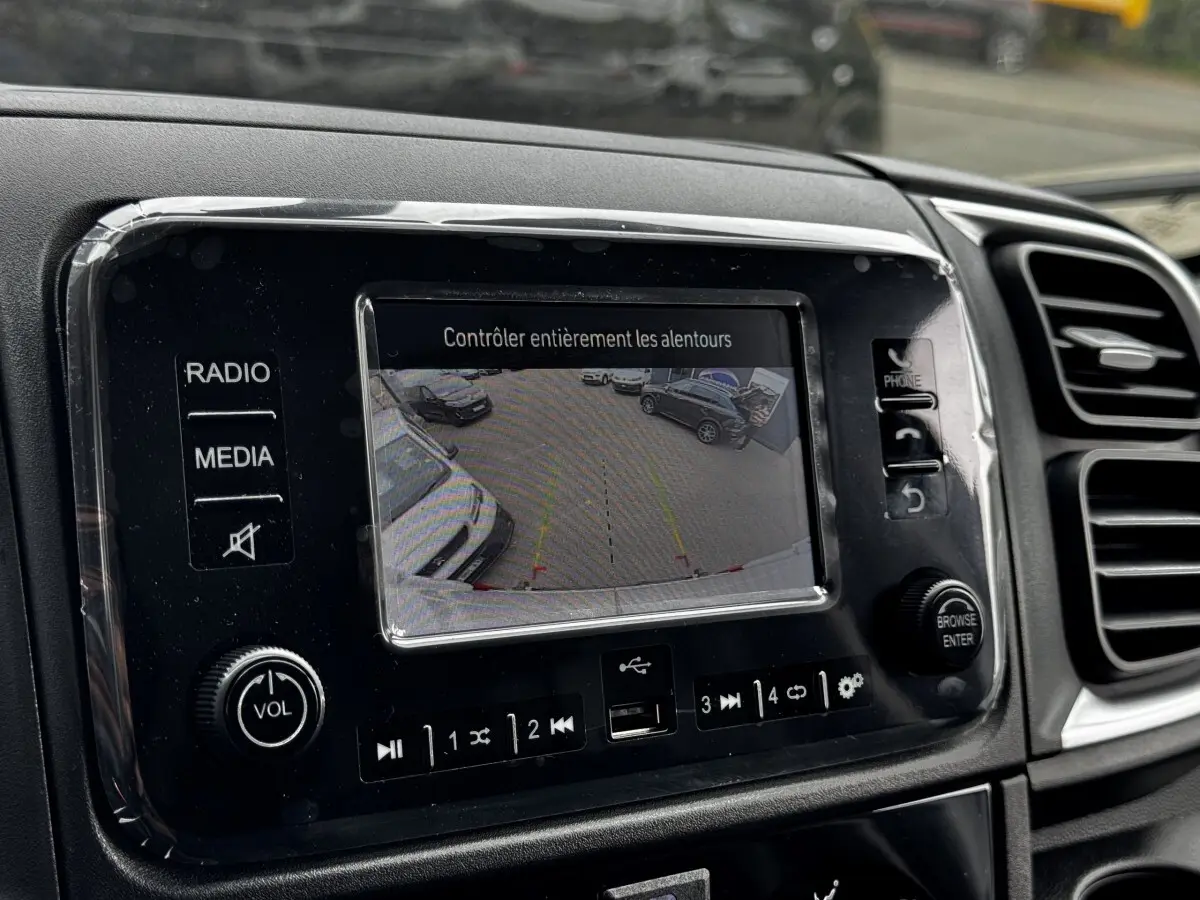 Vue rapprochée de l’écran tactile central du Peugeot Boxer Fourgon blanc, affichant la caméra de recul avec guidage.