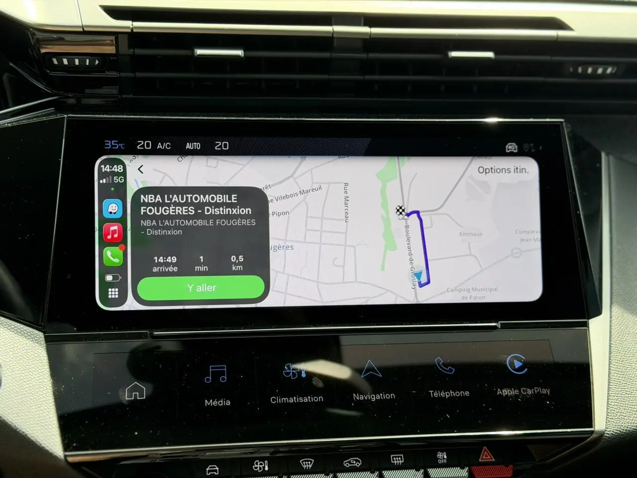 Écran tactile central de navigation affichant un itinéraire dans un Peugeot 308 Hybrid 2025 noir, vue intérieure rapprochée.