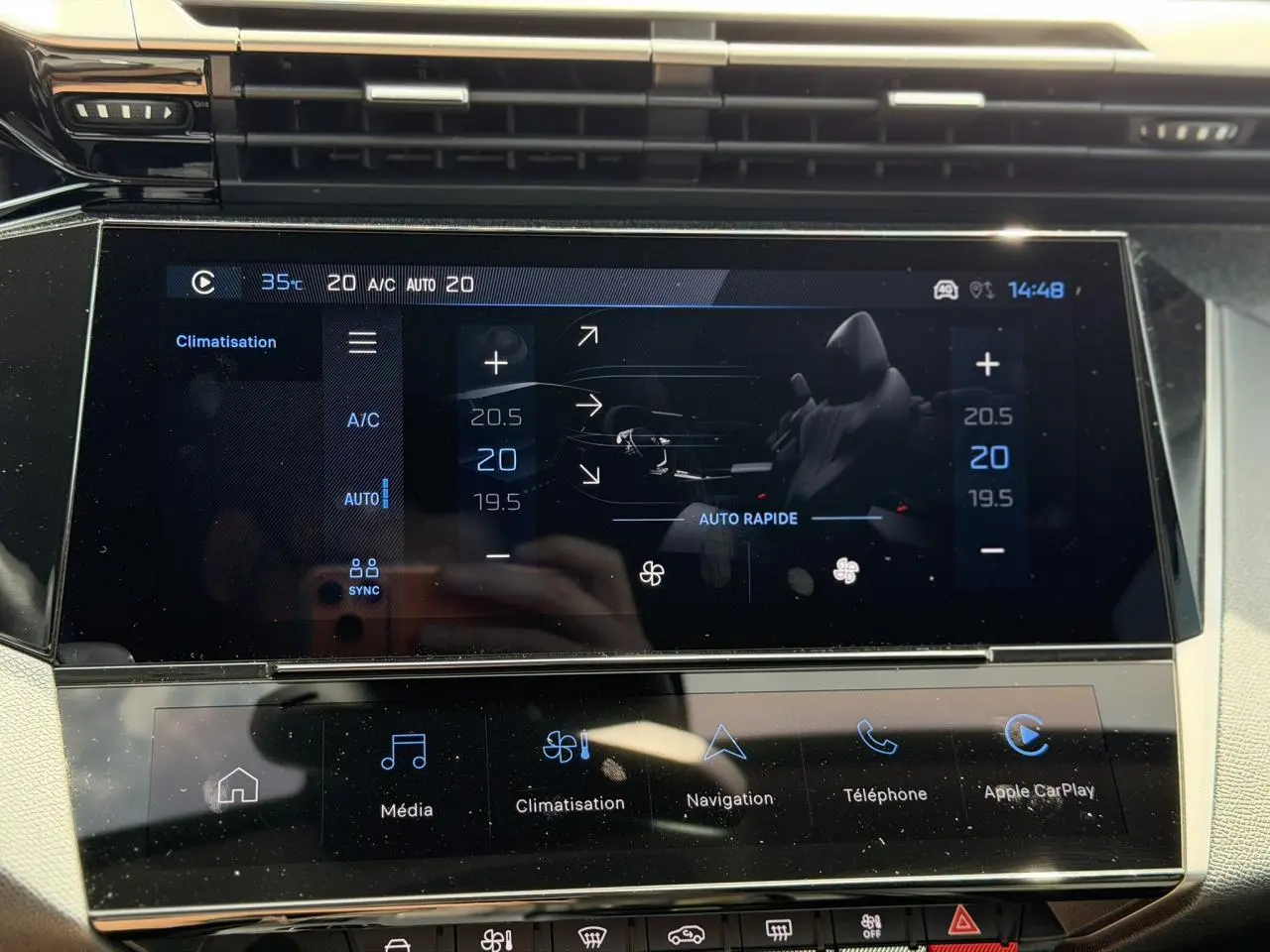 Écran tactile central 10 pouces du Peugeot 308 Hybrid noir Perla, affichant la climatisation et la navigation.