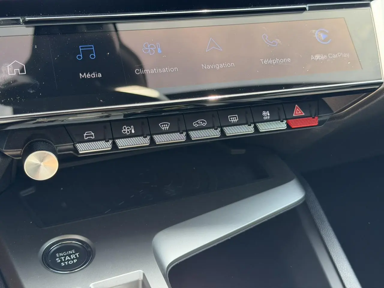 Gros plan sur la console centrale de la Peugeot 308 Hybrid 2025, montrant l'écran tactile et les commandes tactiles.