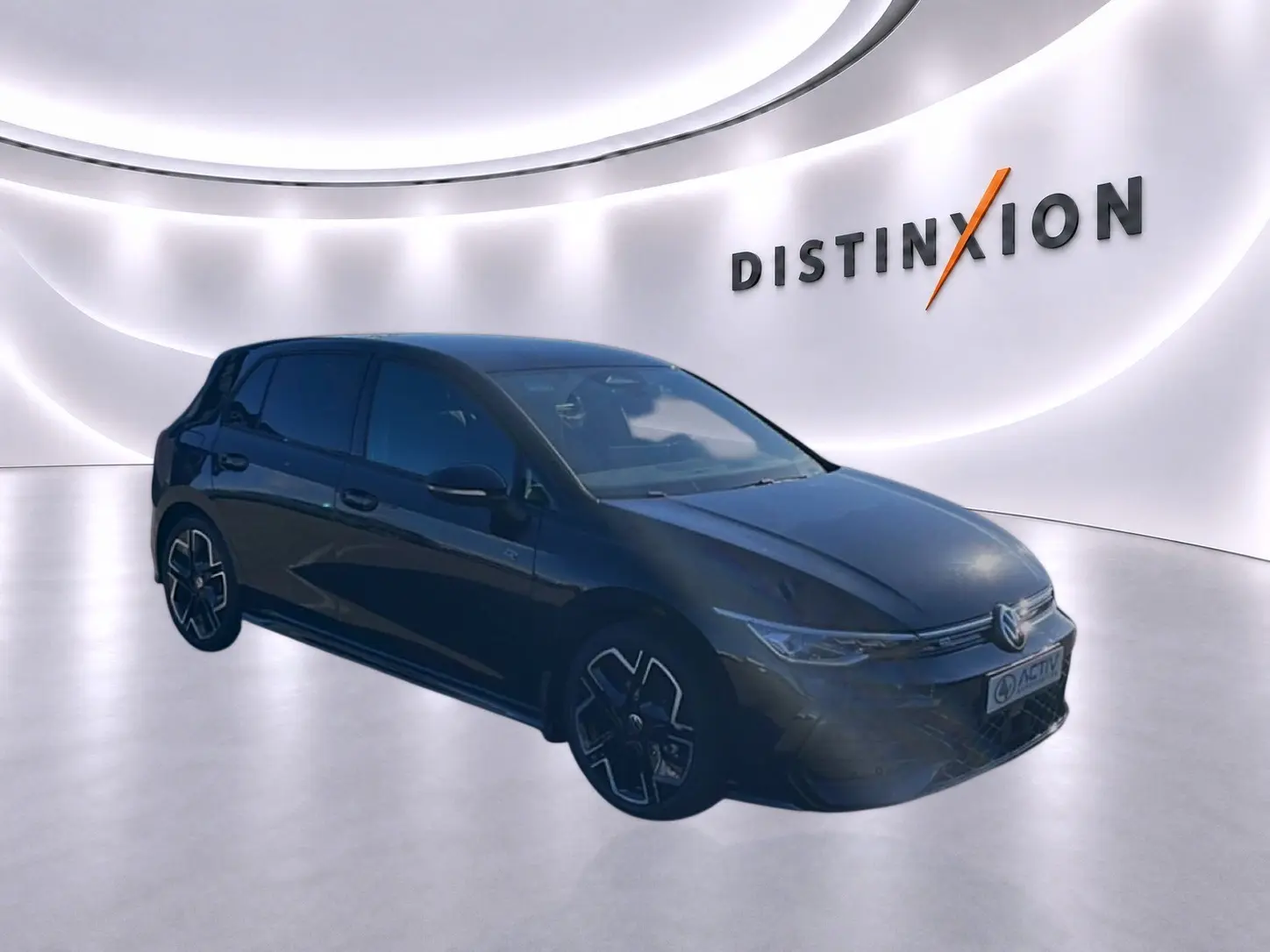 Volkswagen Golf 1.5 ETSI Evo2 noire vue 3/4 avant droit dans un showroom lumineux avec logo Distinxion.