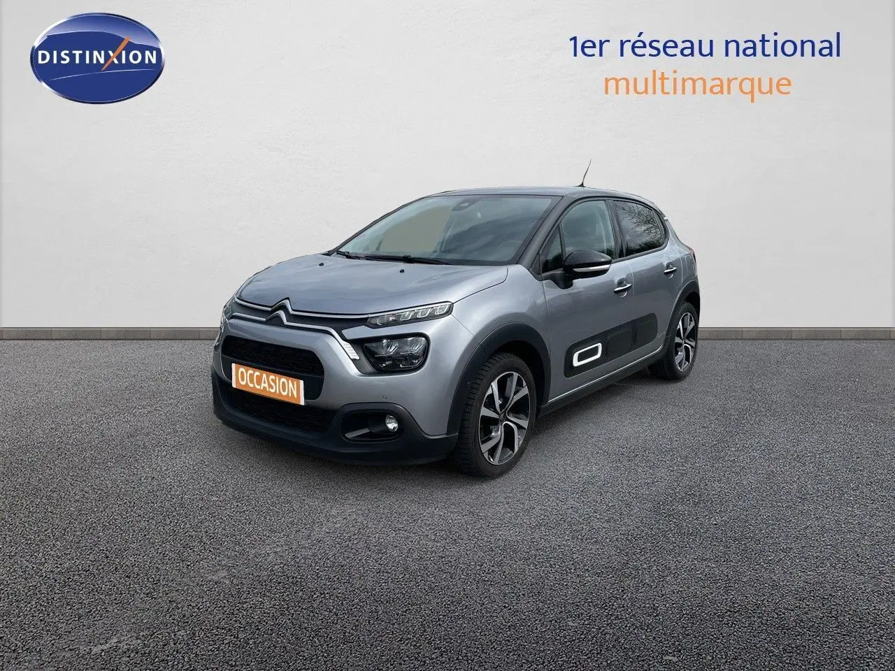 Citroën C3 gris Artense métal vue 3/4 avant droit avec ses protections latérales noires et jantes bi-ton.
