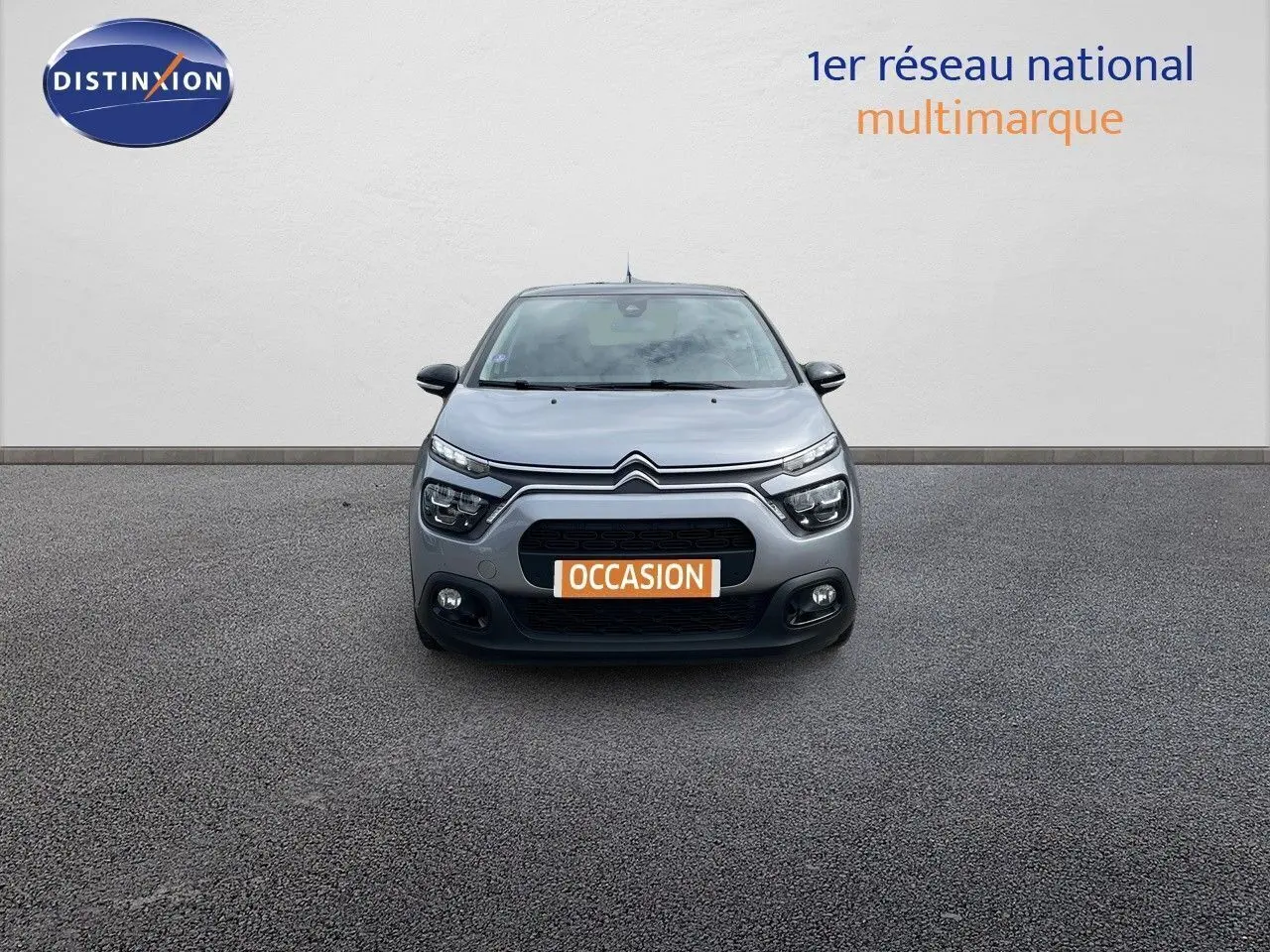 Citroën C3 gris Artense métal vue de face, mettant en valeur ses phares LED et sa calandre distinctive.
