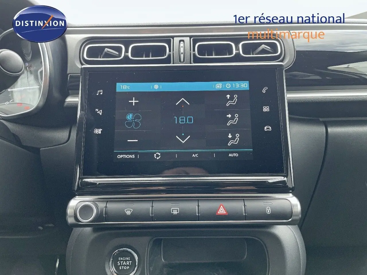 Tableau de bord de Citroën C3 2021 avec écran tactile central affichant la climatisation à 18°C, boutons de contrôle et démarrage.