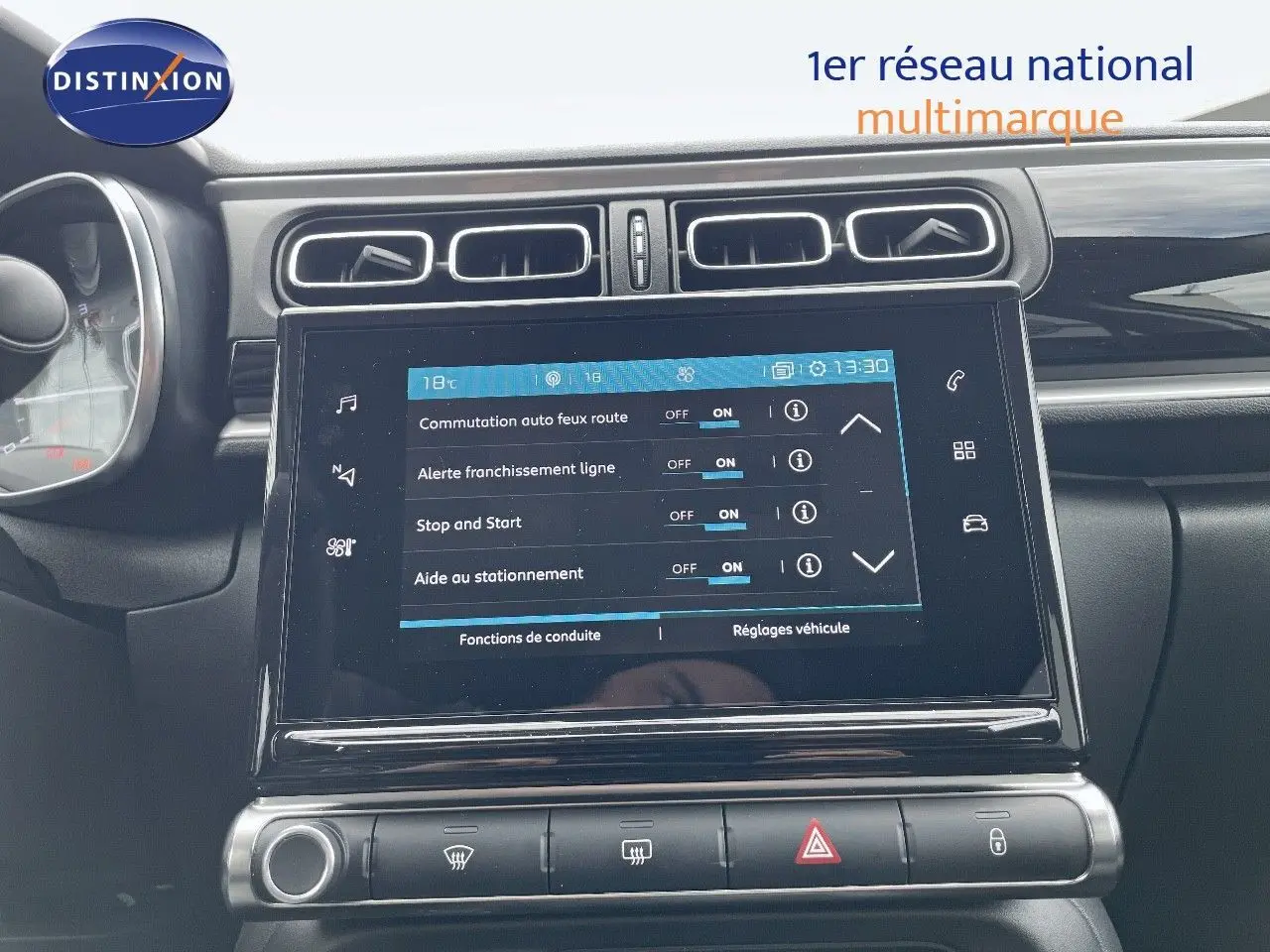 Écran tactile central affichant les réglages d'aide à la conduite dans l'habitacle d'une Citroën C3 2021.