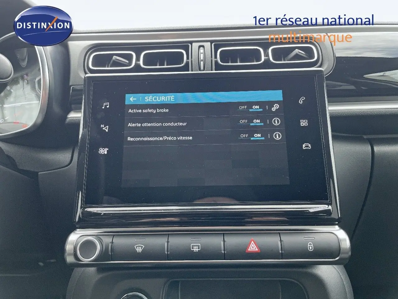Écran tactile central affichant les réglages de sécurité dans l'habitacle d'une Citroën C3 2021 gris Artense.