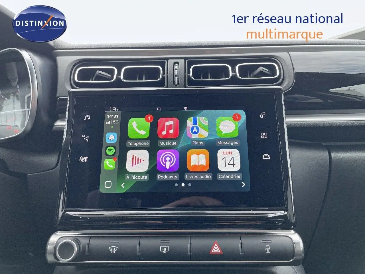 Tableau de bord de Citroën C3 2021 avec écran tactile affichant applications, finition noire brillante.