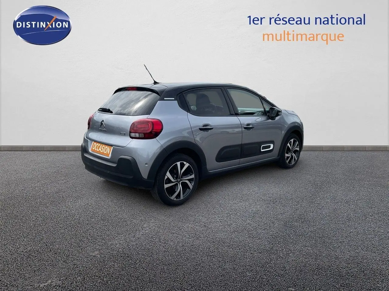 Citroën C3 gris Artense métal vue 3/4 arrière droit avec protections latérales noires et jantes bi-ton.