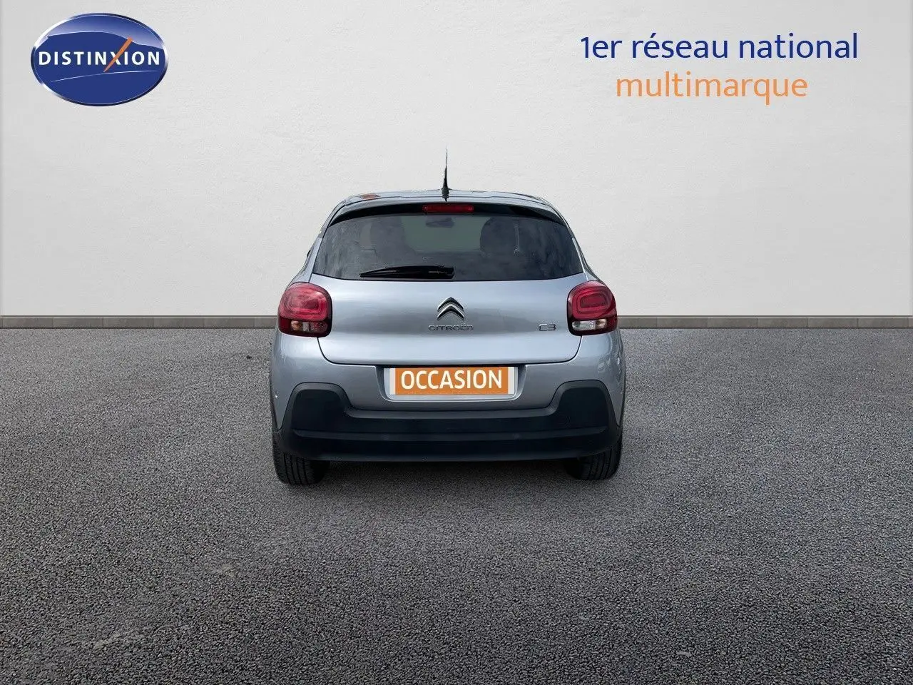 Vue arrière d'une Citroën C3 gris Artense métal 2021 avec plaque "OCCASION" sur fond neutre.
