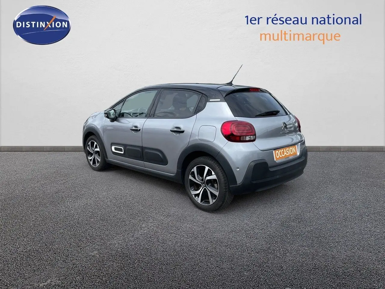 Citroën C3 gris Artense métal vue 3/4 arrière droit avec protections latérales noires et jantes bi-ton.