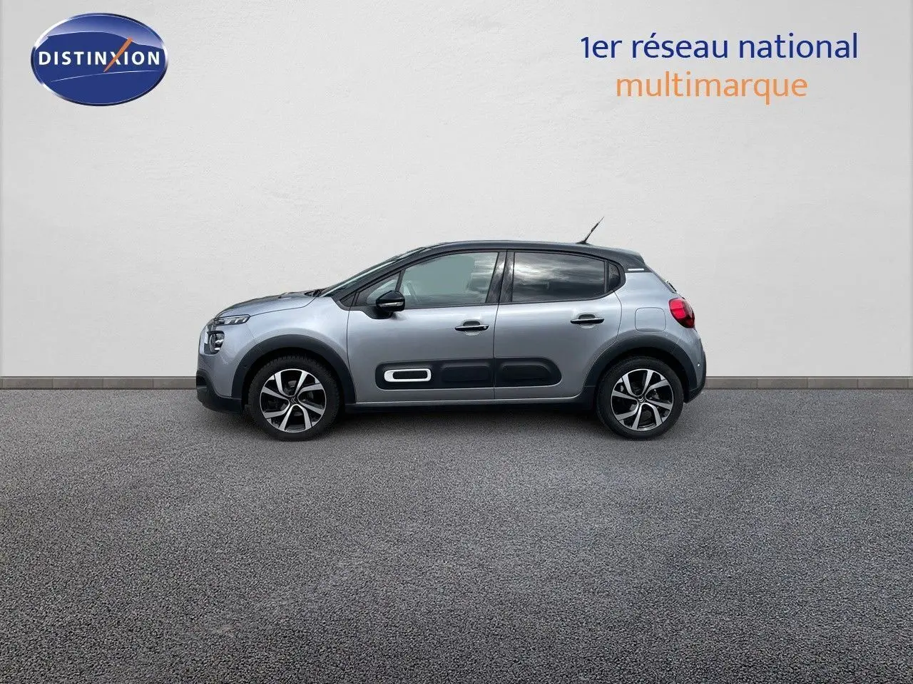 Citroën C3 gris Artense métal vue profil côté gauche, avec protections latérales noires et jantes bi-ton.