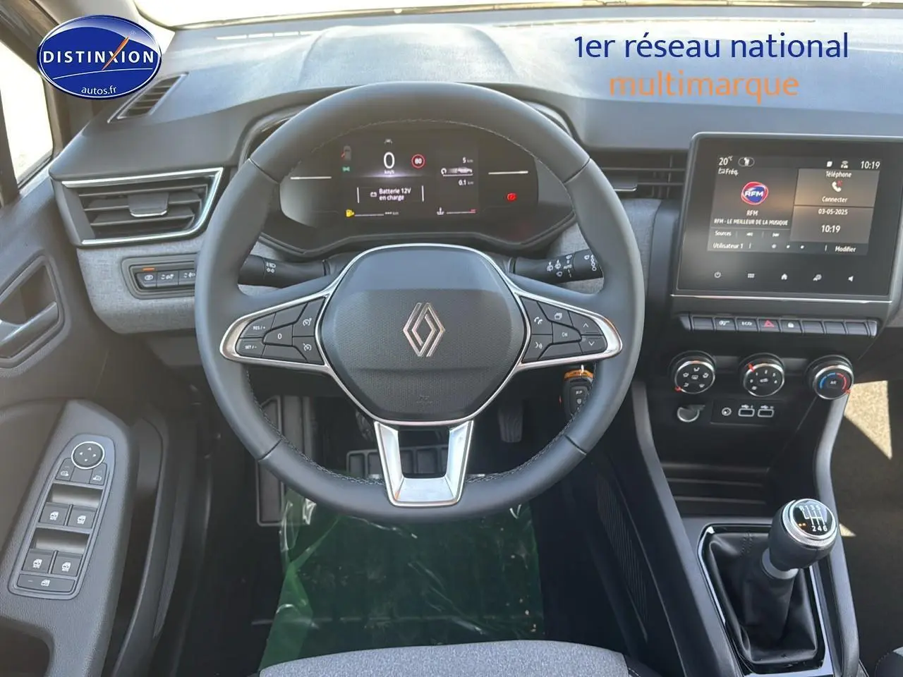 Vue intérieure centrée sur le volant cuir et tableau de bord numérique de la Renault Clio V 1.5 dCi 100 manuelle.